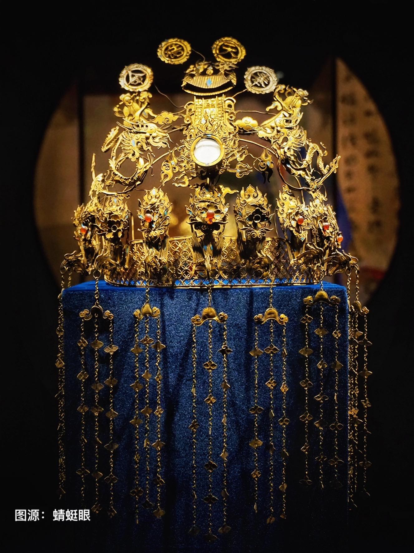 清代·鎏金点翠嵌宝“诰命” 龙凤冠。花谢花飞花满天，红消香断有谁怜 游...