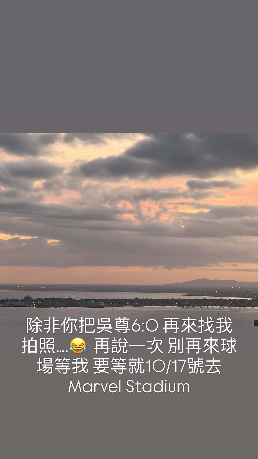 杰伦：打完球 舒服 我现在打球连下雨我也不去室内了🤣每次去都变成表演赛 比完了
