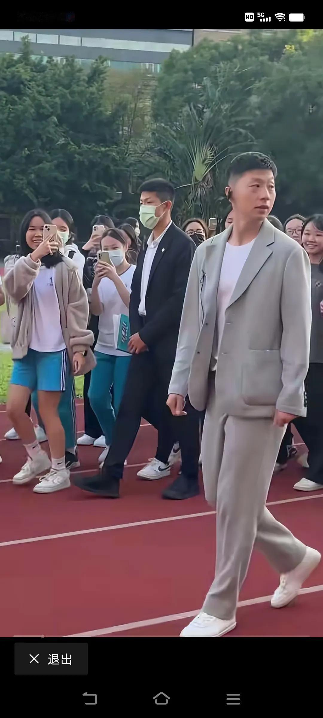 看来大陆的帅哥到咱台湾还是很“吃香的”，帅哥走到哪，哈哈，哪🈶不喜欢的[捂脸]