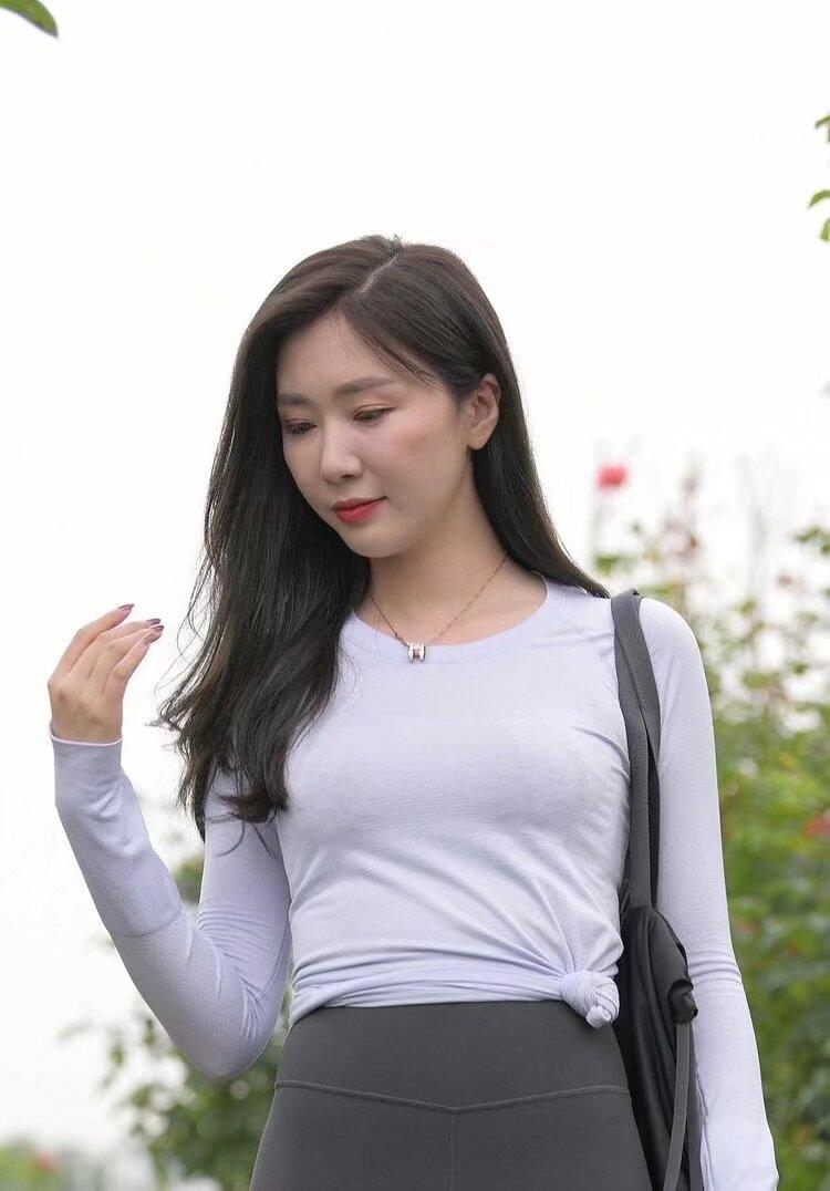 生活本就有很多事情令人烦恼，谁不是一地鸡毛呢？哪有那么多风花雪月？谁会把锅底的灰