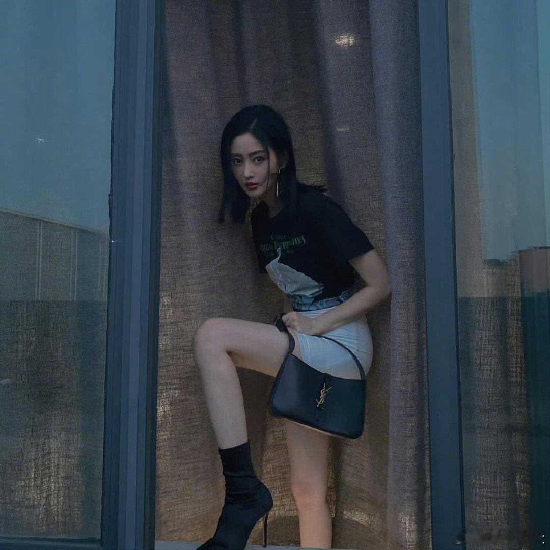 张天爱这套百看不厌，这才叫前凸后翘御姐脸。 