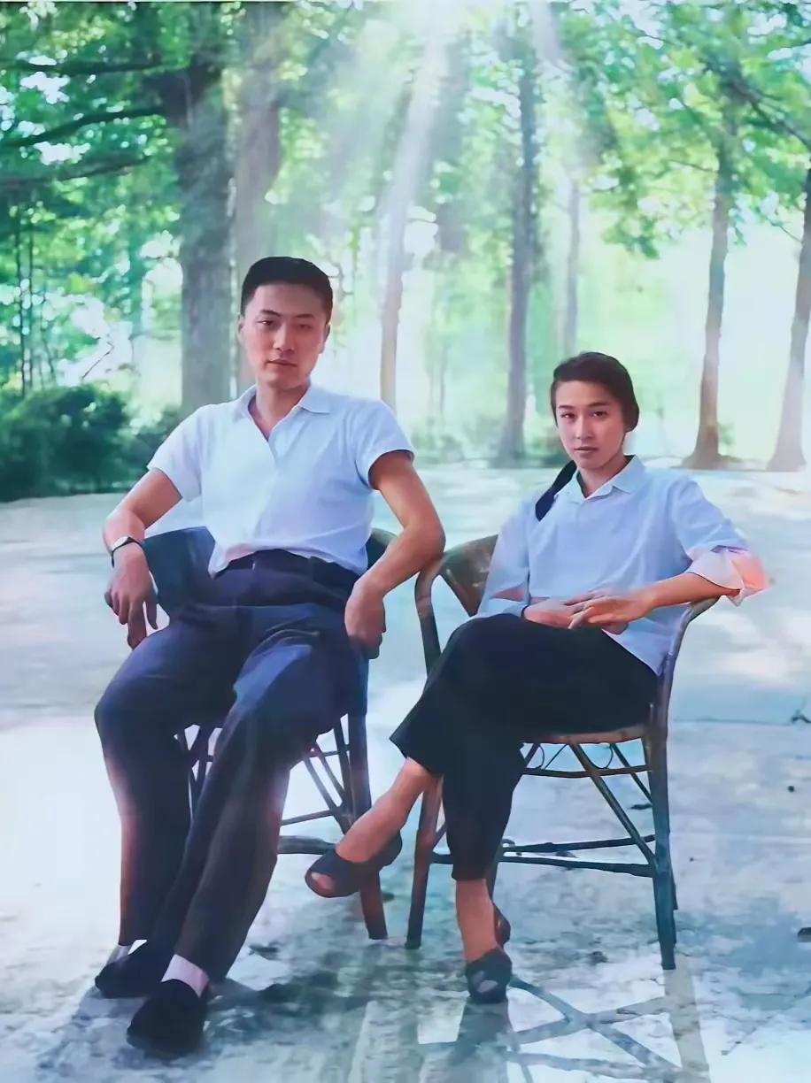 老照片欣赏系列：这张照片拍摄于1975，这是陈毅的儿子陈小鲁和粟裕的女儿粟惠宁结