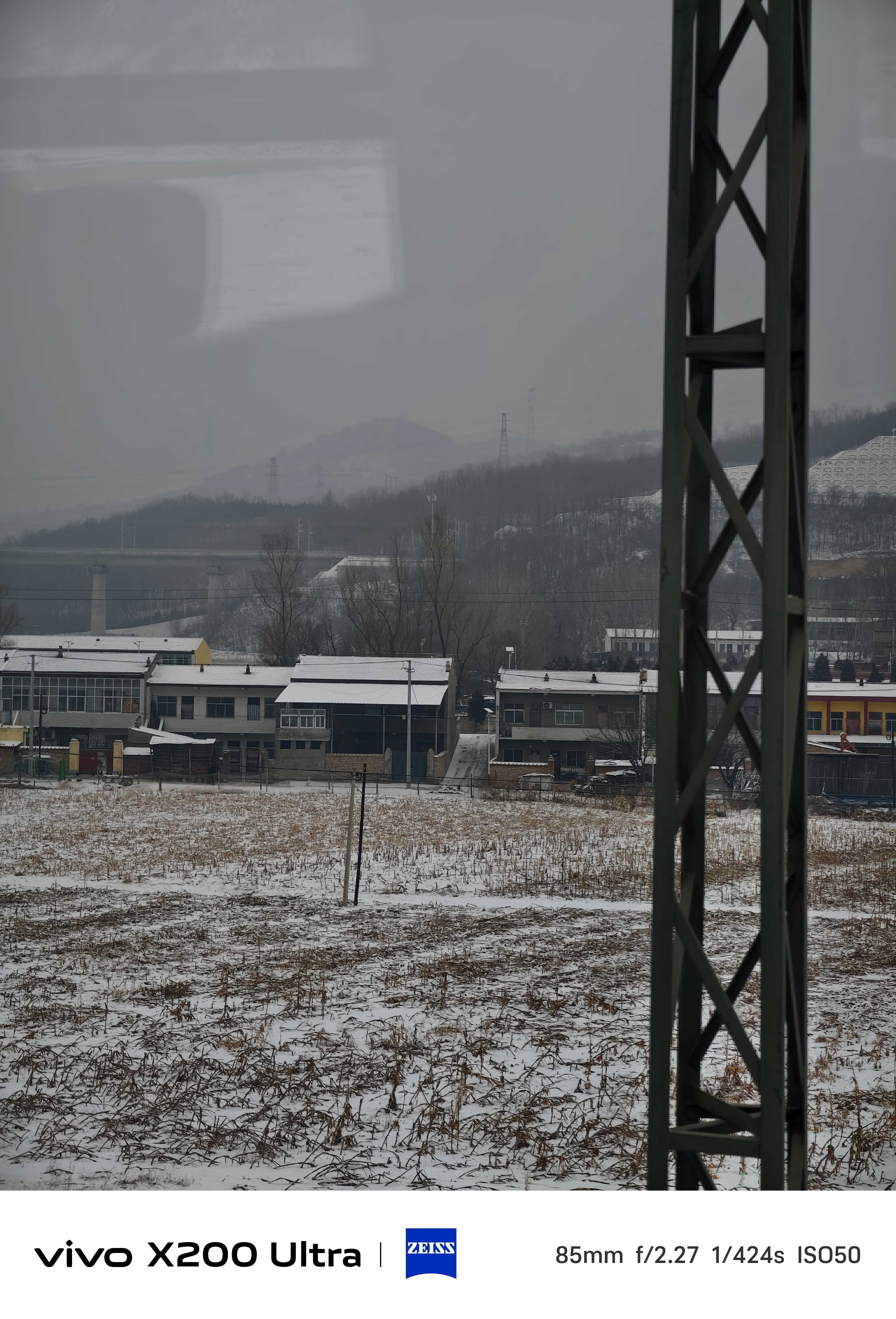 来自高速移动的火车拍摄冬天西北独有的乡村景色就和小时候记忆中的一样那会的雪，下的