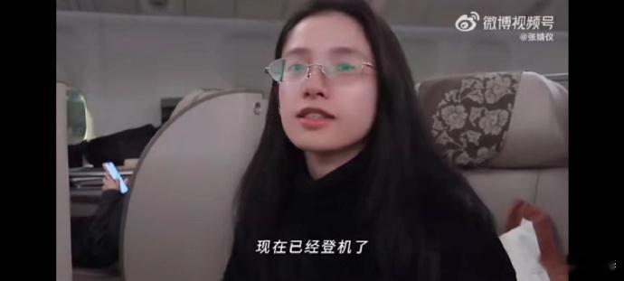 张婧仪颜值在线，大眼睛灵动。戴上眼镜虽变小，却也别有一番文艺气质，独特魅力依旧。