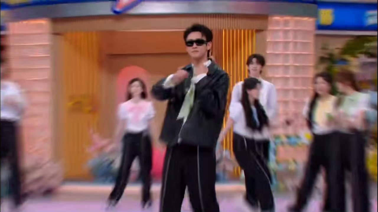 王天辰有种老实人豁出去的感觉王天辰在舞台上跳了自己独创的一套舞台，给人一种老实人