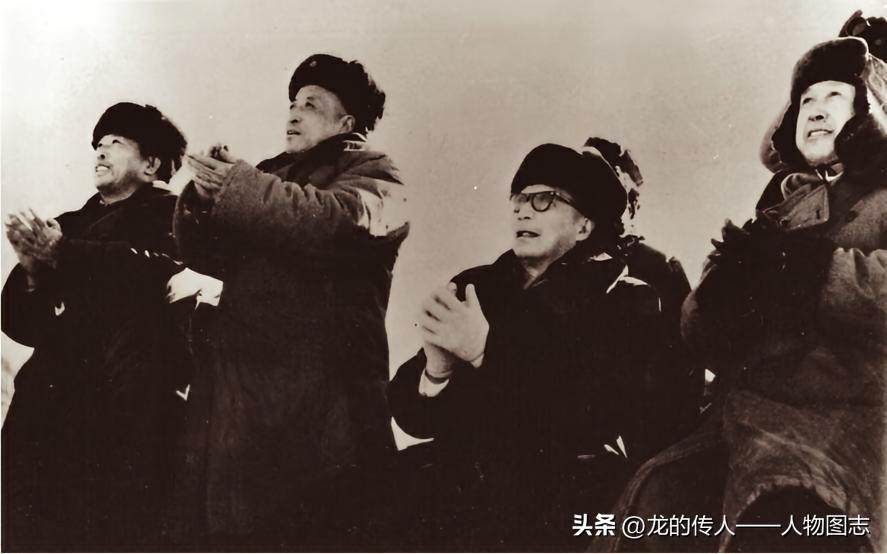 1966年10月27日，第一枚装有核弹头的中近程导弹试验成功，这是聂荣臻、钱学森