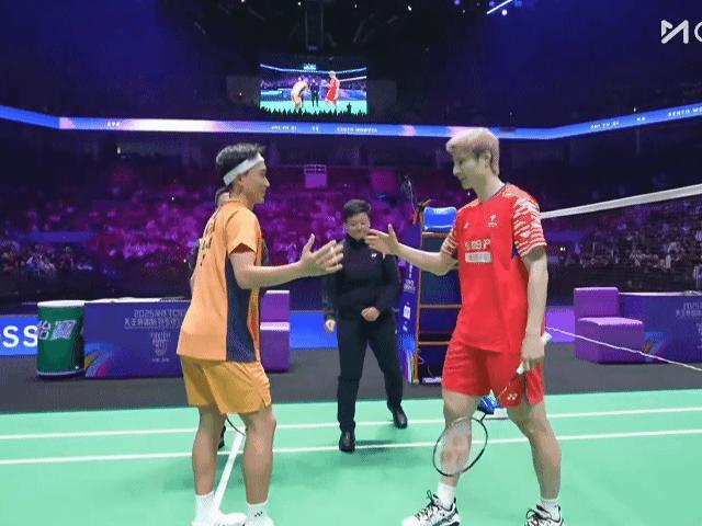 天王杯国际羽毛球公开赛时隔两年的“亲爱的桃 爱你的石”😂两个人握手也很乐呵 