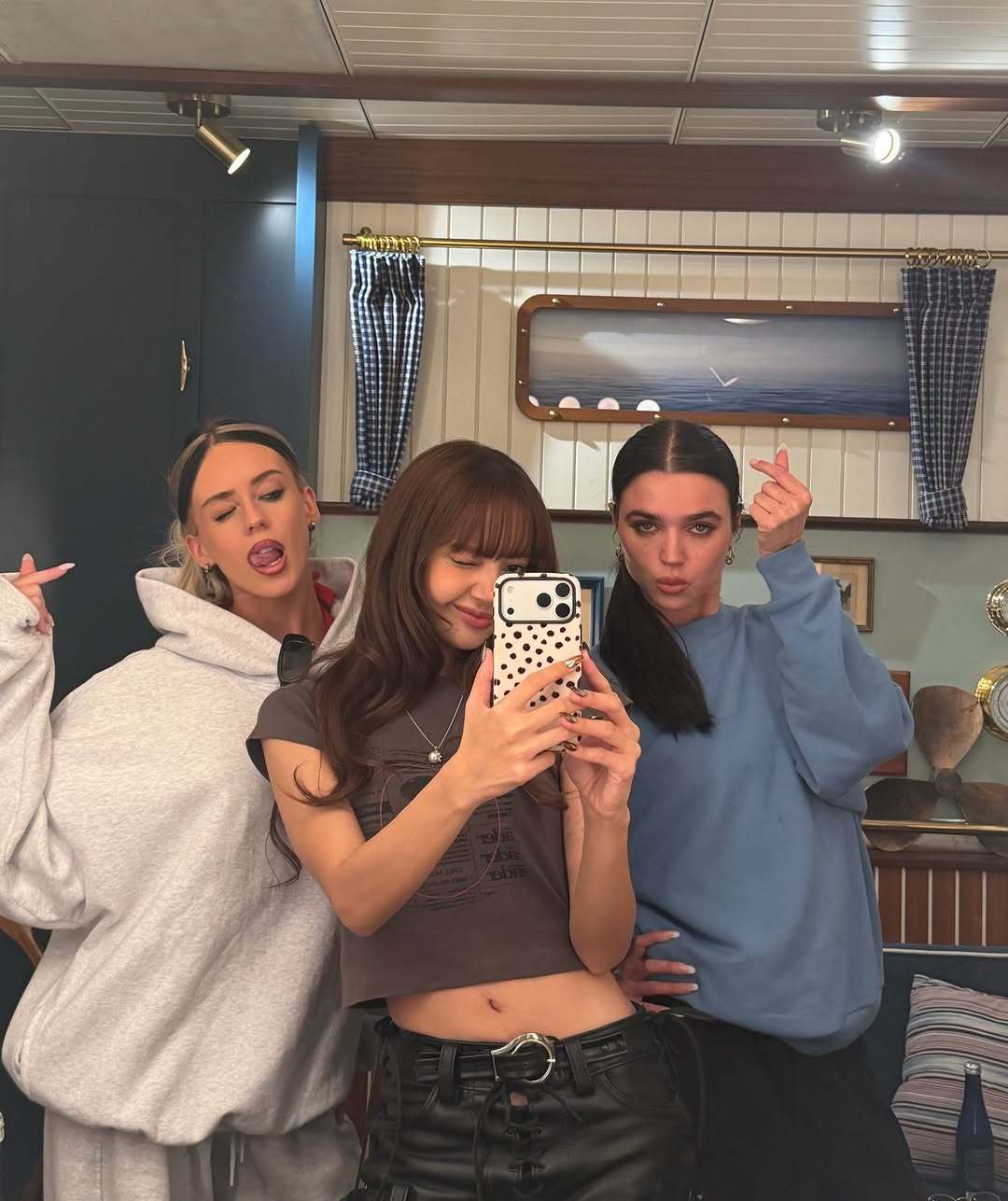 LISA[超话] ❤️ reunited 👄👄👋🏼👋🏼👋🏼 Li