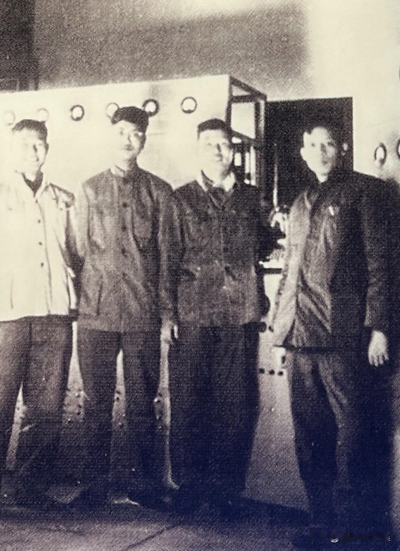 1958年王选从北京大学毕业后留校从事计算机研制工作。图为王选（右）和同事们在老