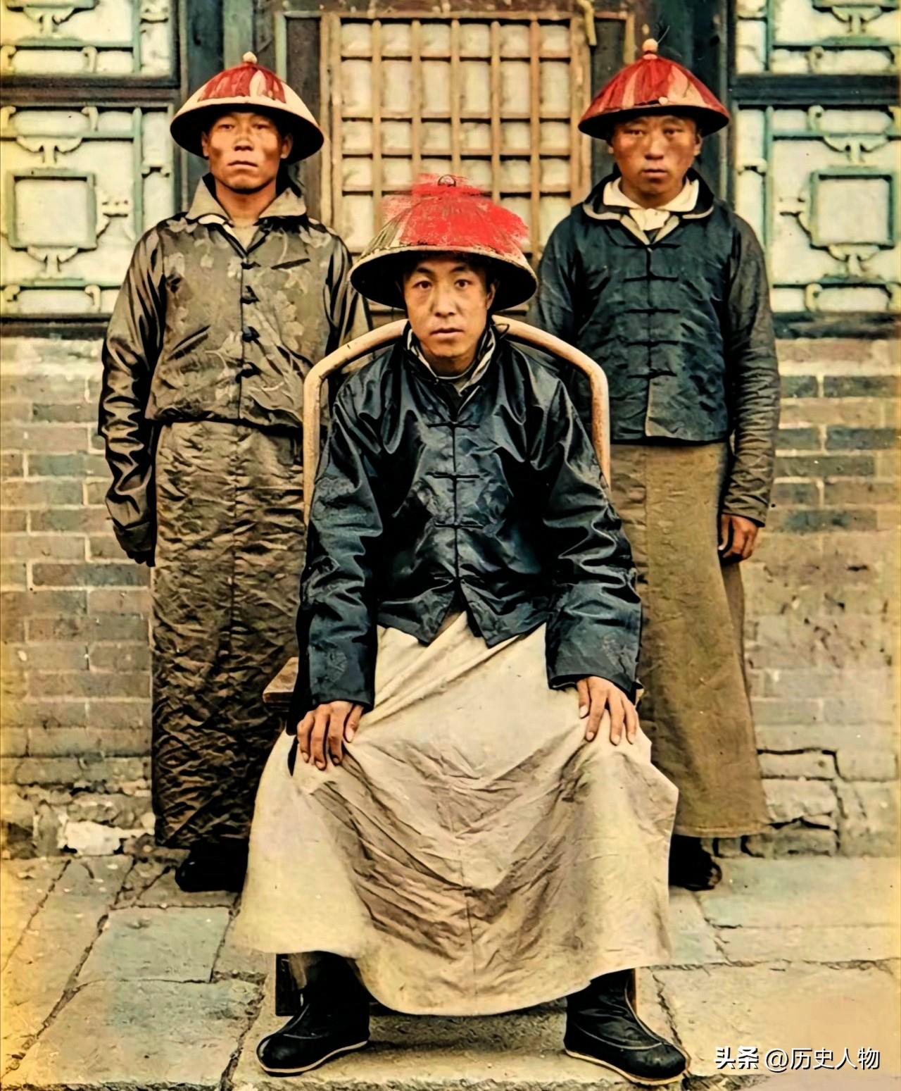 1900年庚子国变，大清官员与联军士兵，看起来就像两个世纪的人。 ​