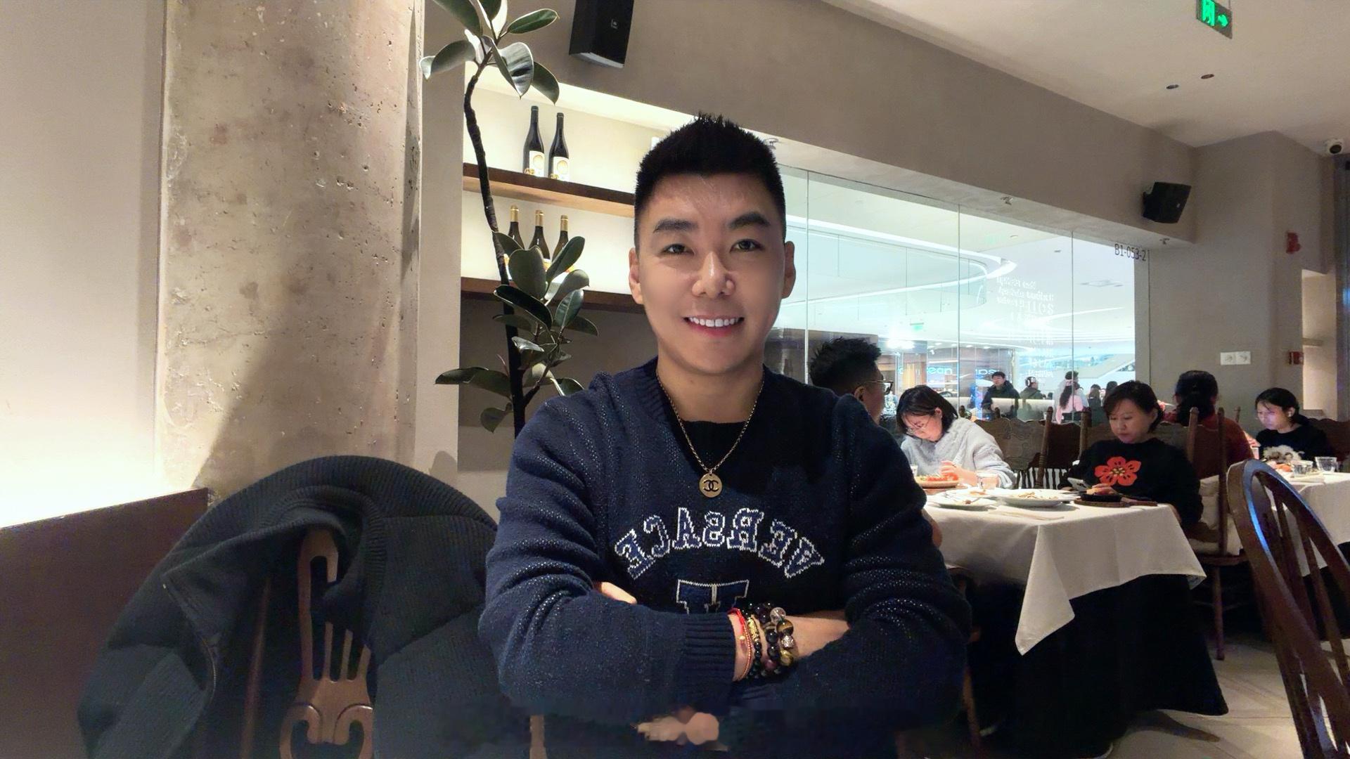 直播完带外甥逛街，已经在我家拿了很多衣服走了。 