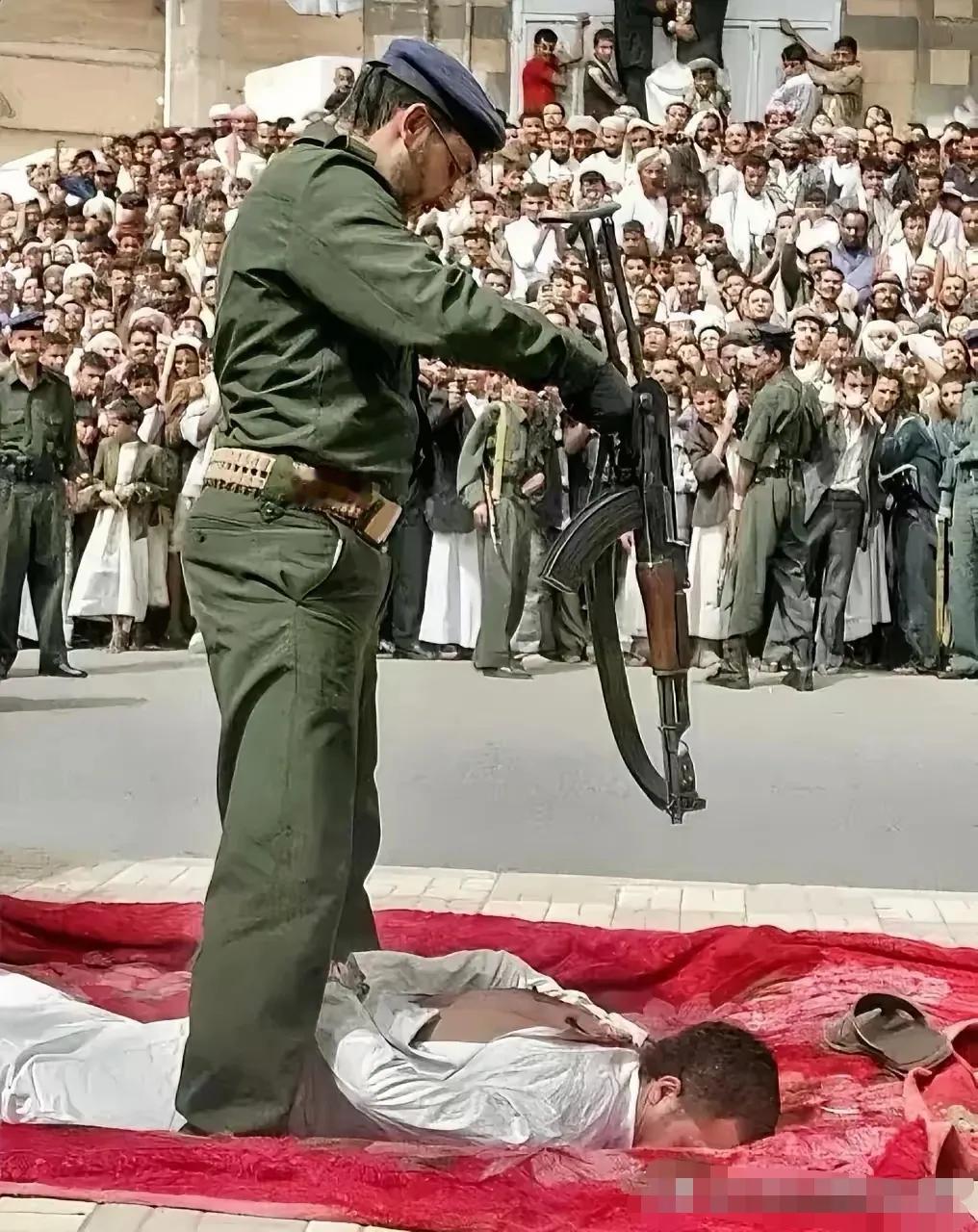 这是哪个国家这样执行死刑？看着太吓人，执行人员也很危险，要是子弹打偏弹到水泥地上