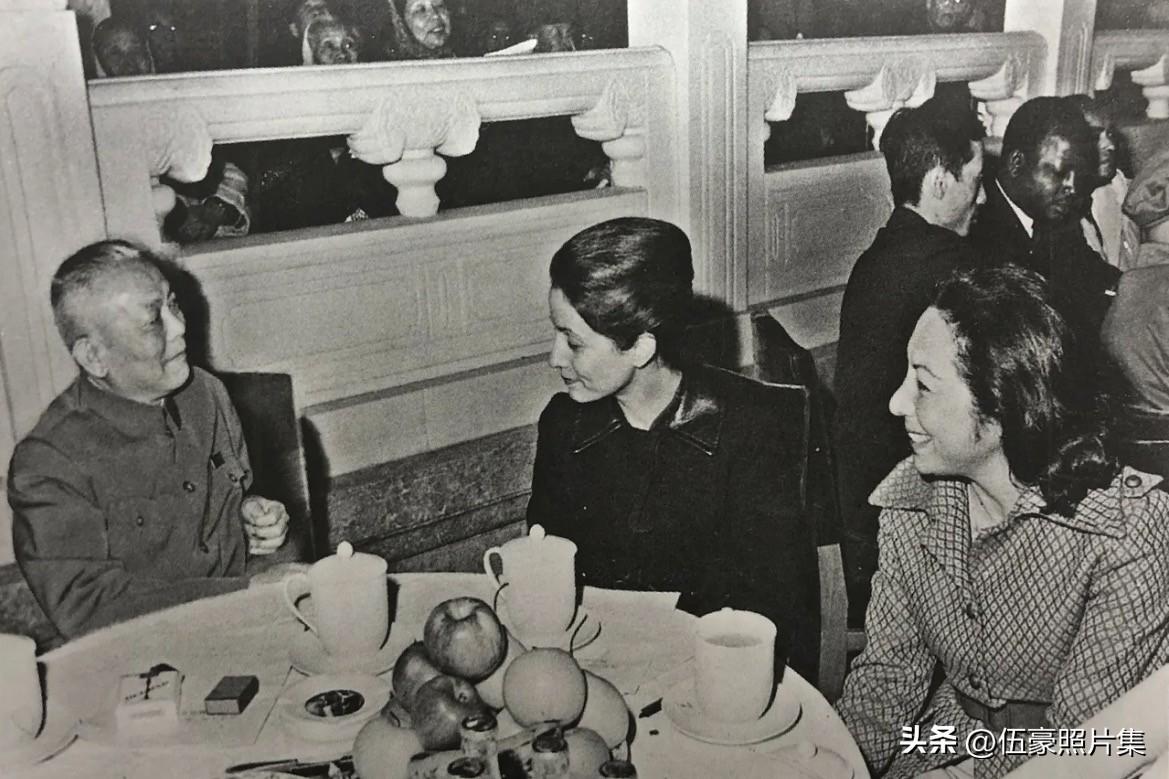 1971年5月1日夜晚，天安门城楼庆祝五一国际劳动节活动中，李先念同志和伊朗首相