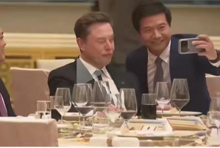 马斯克很放松，也很调皮，完全是逗小孩的表情。