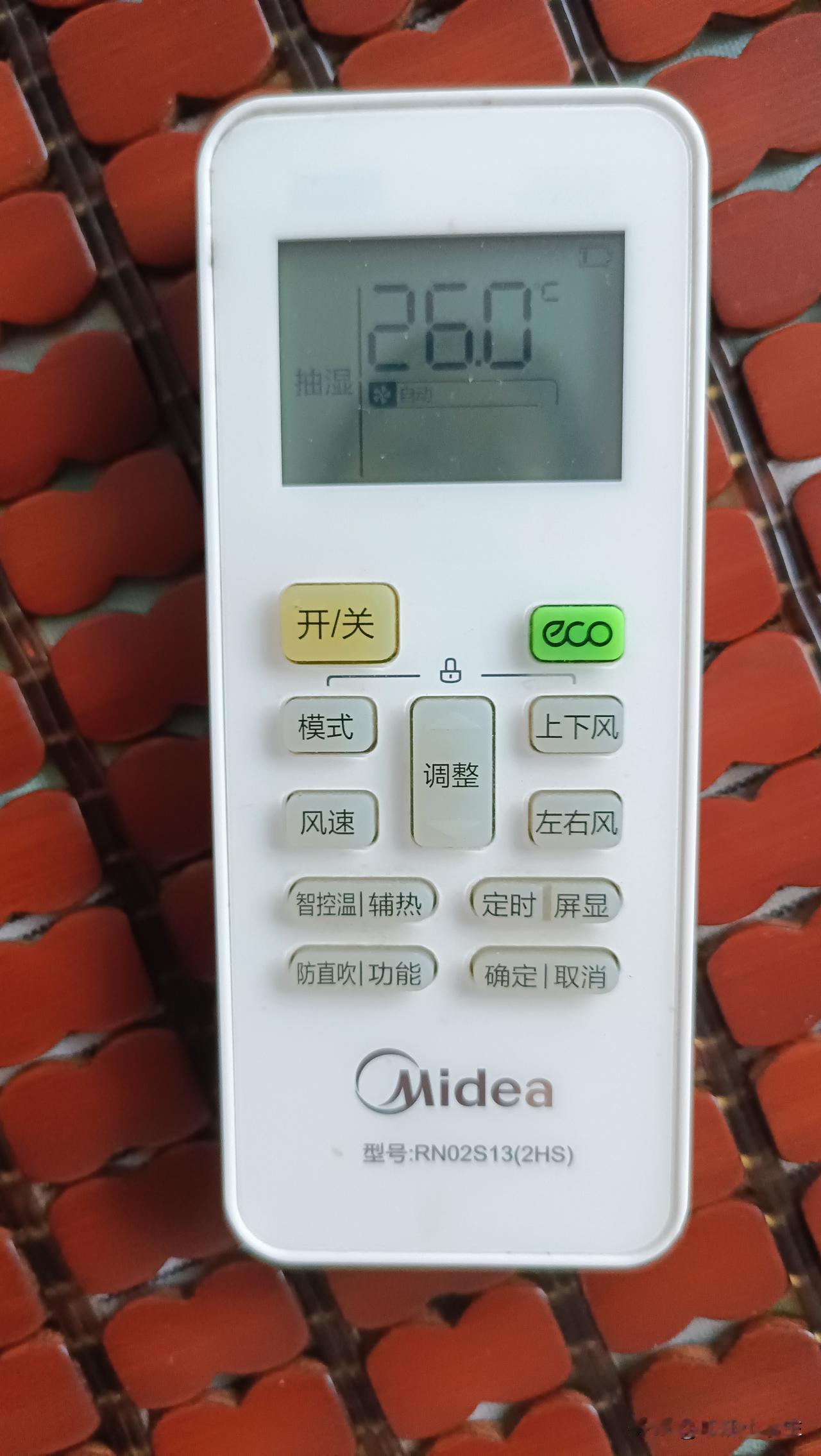 这几天潮气大，屋里闷，我开了两天除湿，刚干燥点，今天又下了点雨，早上屋里地上潮乎