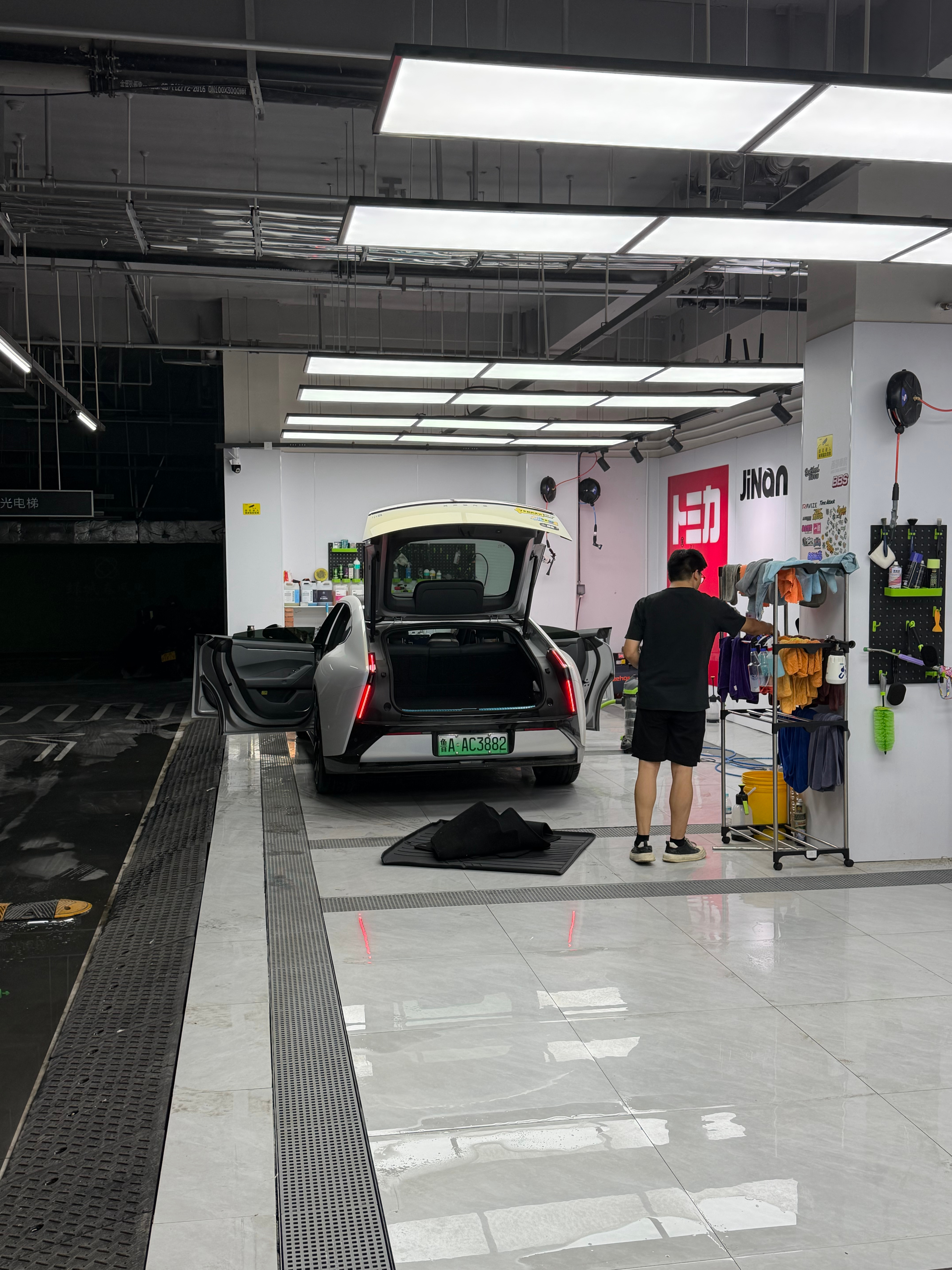 来洗车了你们都多久洗一次车？我这P7买来还没清理过内饰，都怪我平常太爱干净保养的
