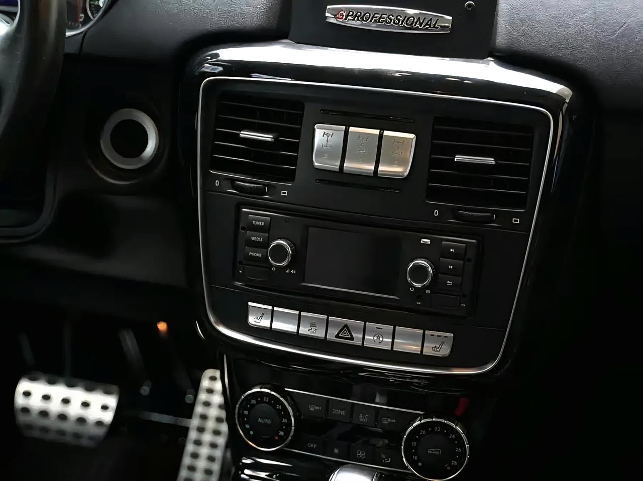 这台奔驰g克拉斯的细节，说实话，他也就是一个中国产的212的那个水平，但是这台车