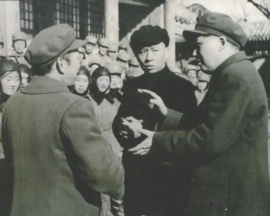 1952年3月24日16时，毛主席、刘少奇与空军司令员刘亚楼，在中南海颐年堂接见