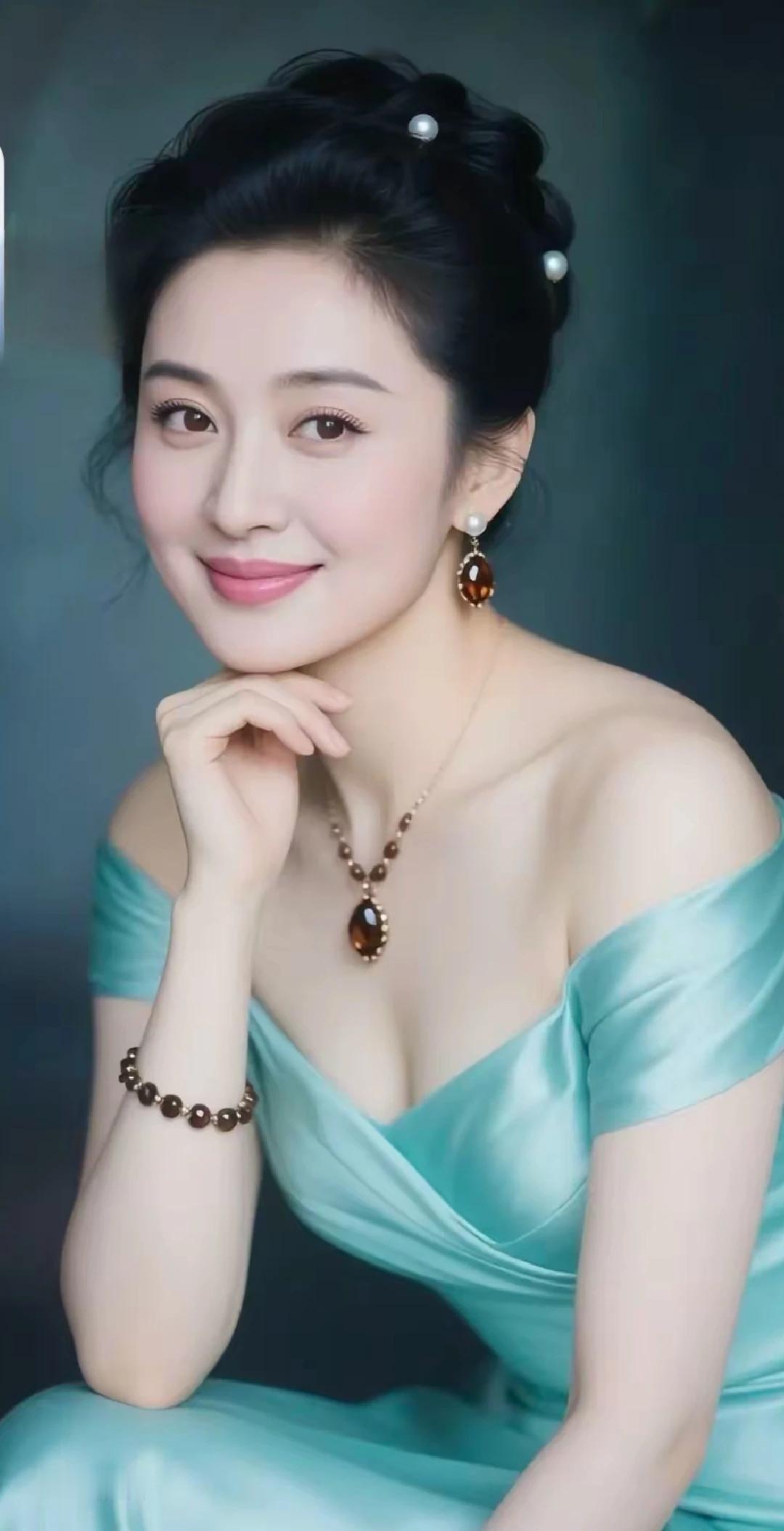 一江春水向东流，
情到深处念不休。
望断天涯无尽路，
海枯石烂情依旧。