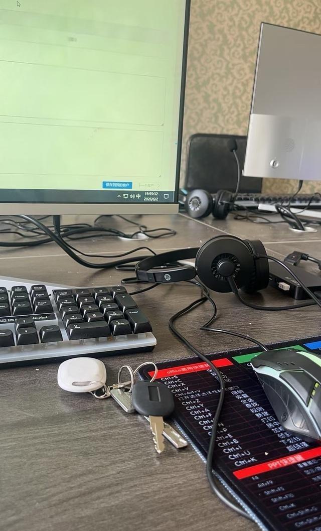 同事找我借一万块说给孩子交学费，我直接拒绝了。平时连老家在哪都不知道的点头之交，