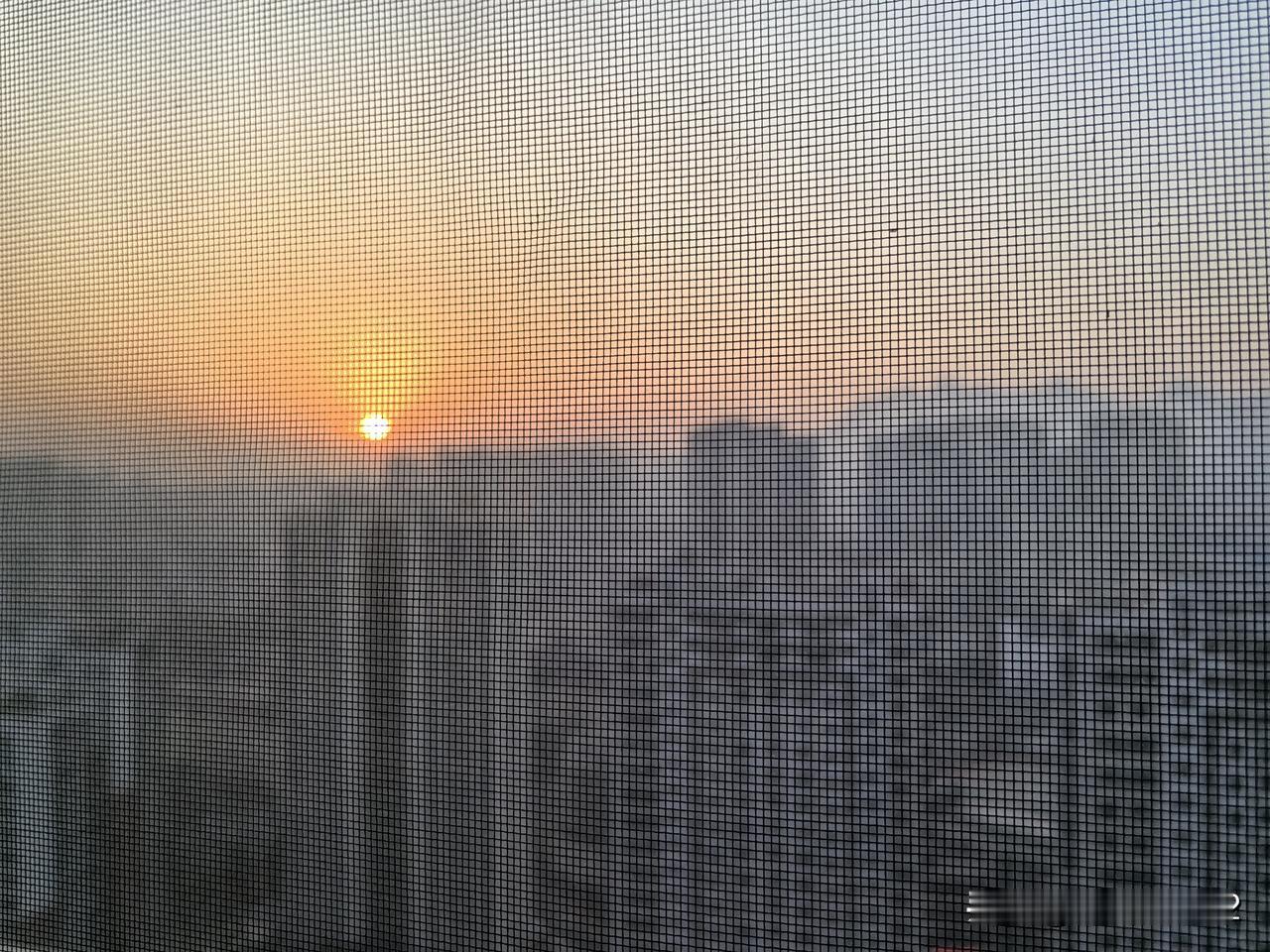 今天在山东大学齐鲁医院保健科16楼病房，清晨，最后一次透过玻璃窗拍日出，因为今天