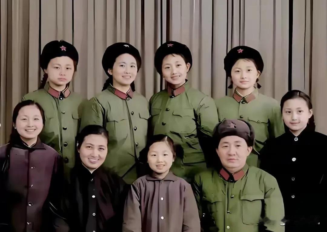 一起来看看开国少将吴荣正的全家福，他一共有7个女儿，号称“七朵金花”，其中最大的
