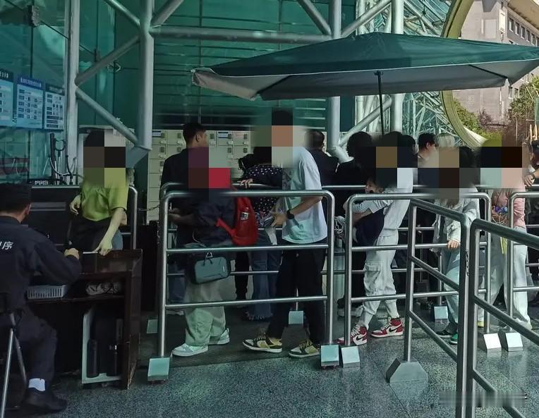 谁发明的预约，太坑人了。大老远跑去，结果得预约，而且约满了！这不是坑人是啥？人家