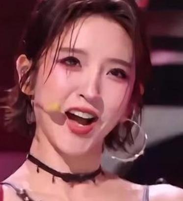 唐艺昕唱歌甜度超标主要体现在其音色、演唱风格和舞台表现等方面。
唐艺昕声线偏甜、
