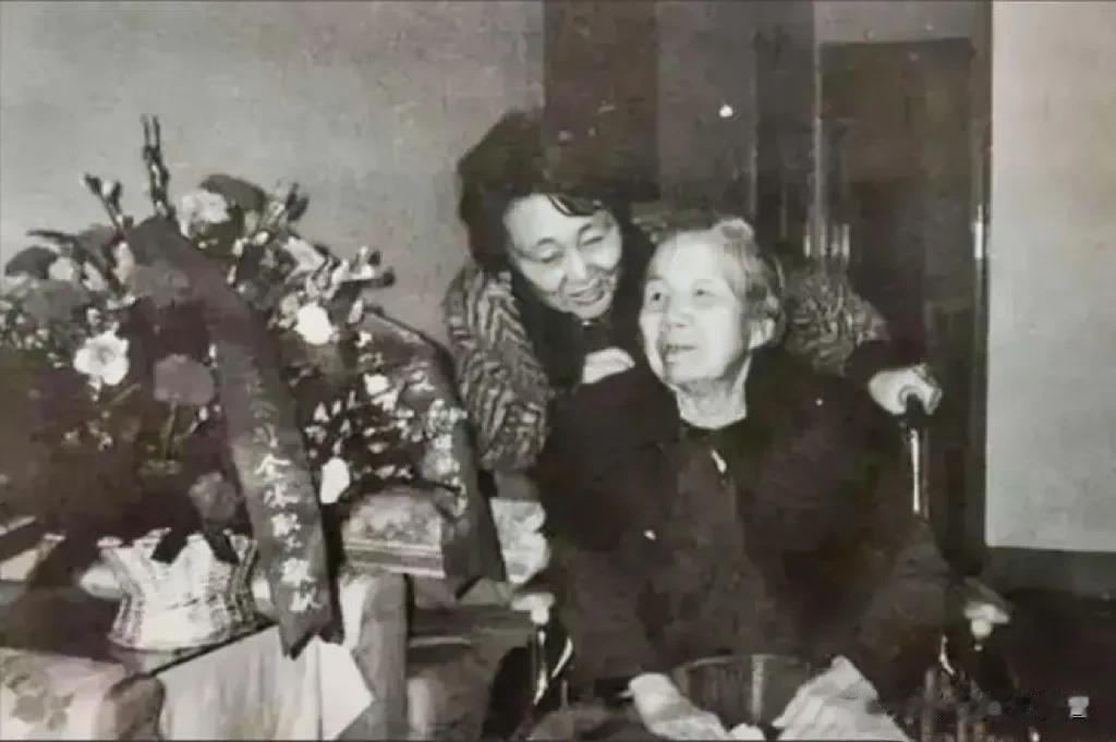1992年，88岁高龄的邓颖超的一张留影。照片中的她面容憔悴，眼窝深陷，看上去让
