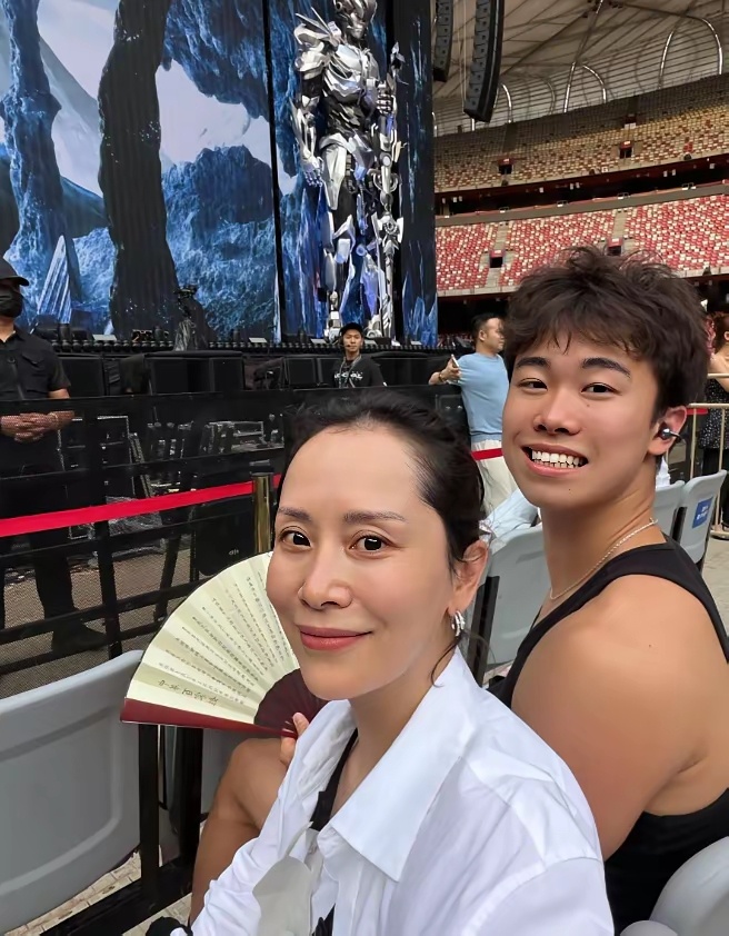 海清19岁儿子近照曝光，两母子感情很好，一起去看周杰伦演唱会。 