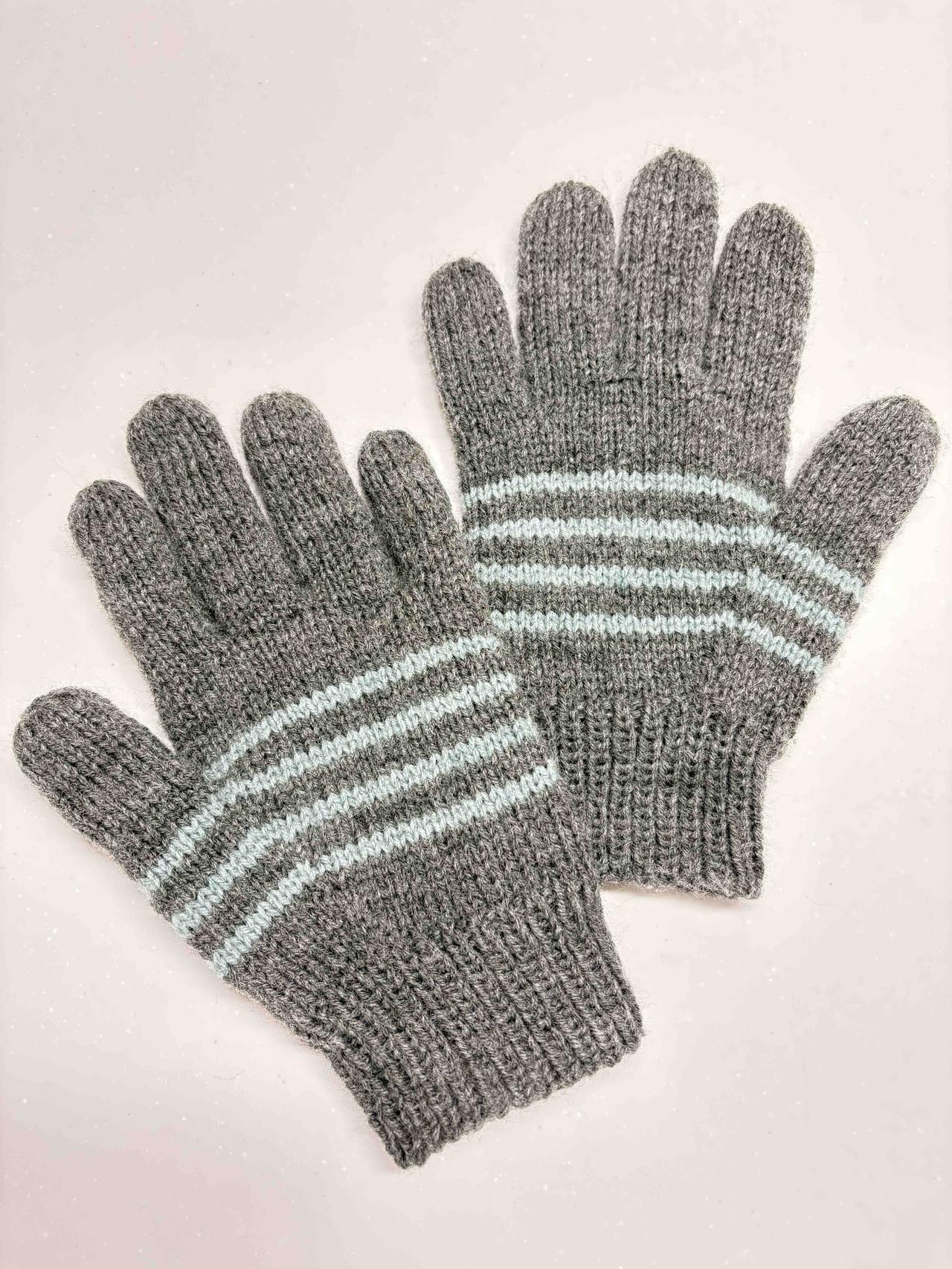 去年学织手套，今年学织帽子。如果不拿旧线练一下，新线也能织成旧线[捂脸]
拆手套