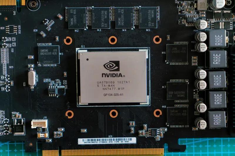 号称“国产GPU第一股”，
中国版英伟达，
所谓的一家高科技公司，
募资说要投这