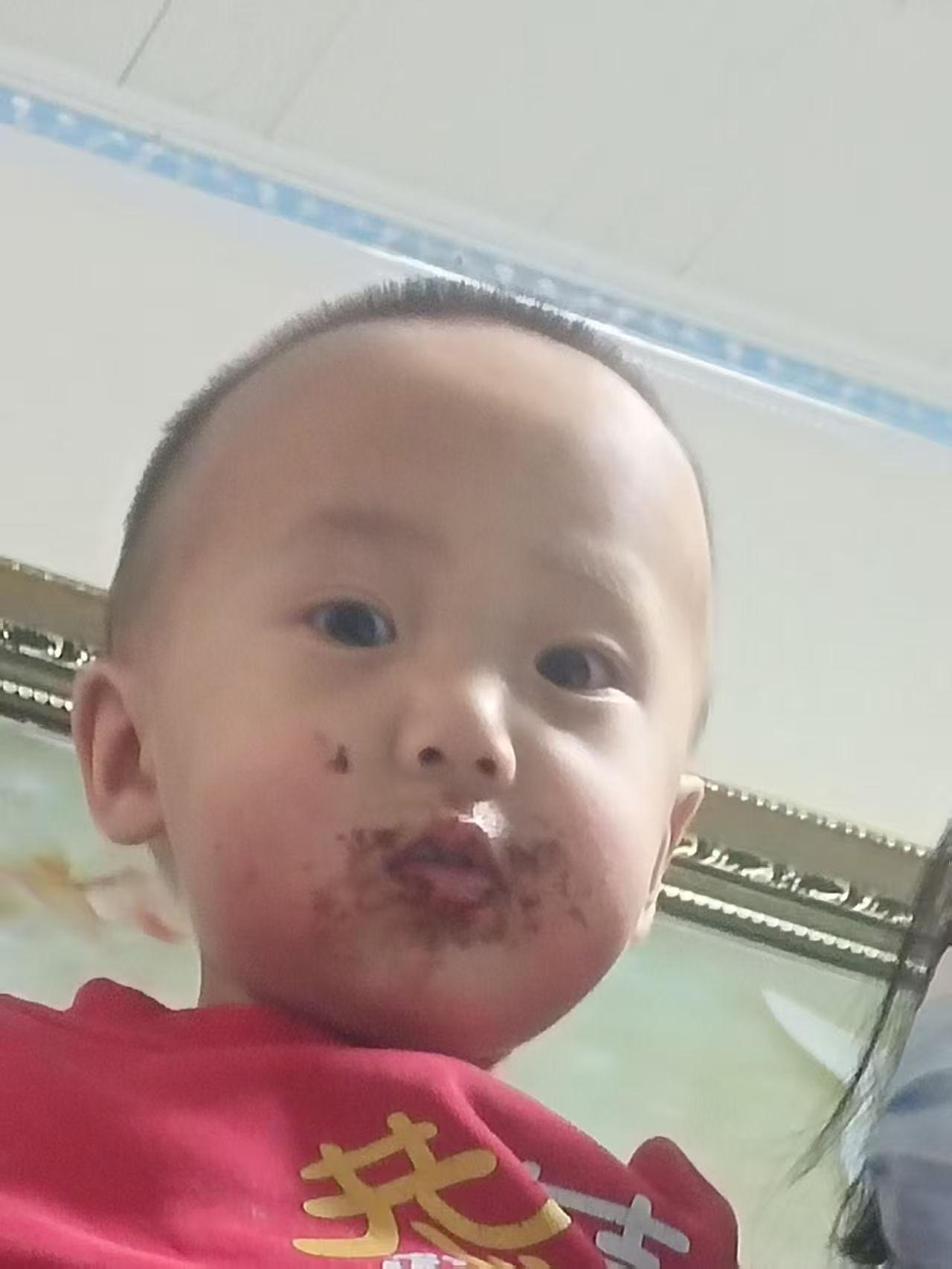 “萌娃日常：小脸上沾满美味，笑靥如花”😊🍓👶🏻看这一天这小家伙把自己造的