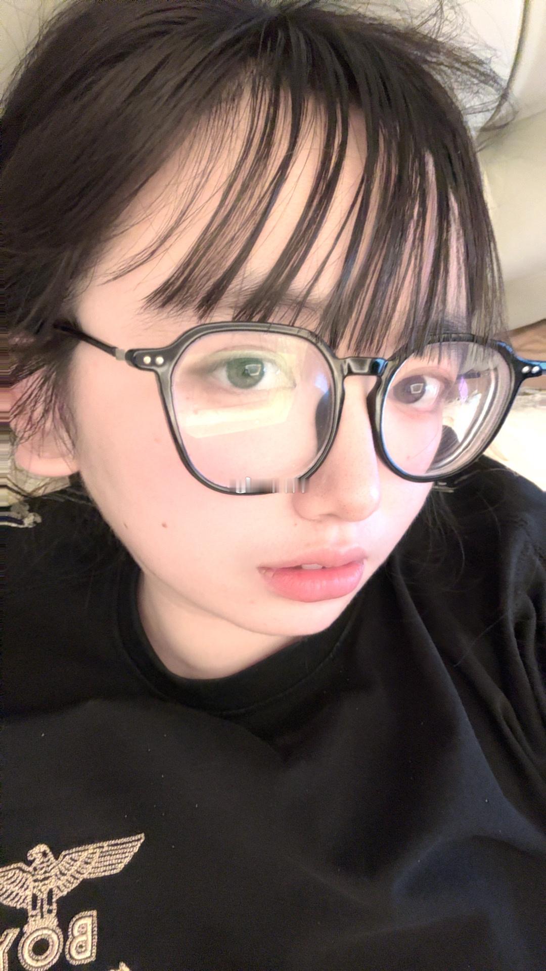 出去跑了一天 油头满面躺在床上打开斗音be like： 