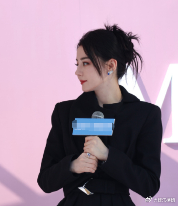 迪丽热巴南京线下活动，身穿高定黑纱褶皱礼裙亮相，好美好爱！黑色好合适热巴的颜值真