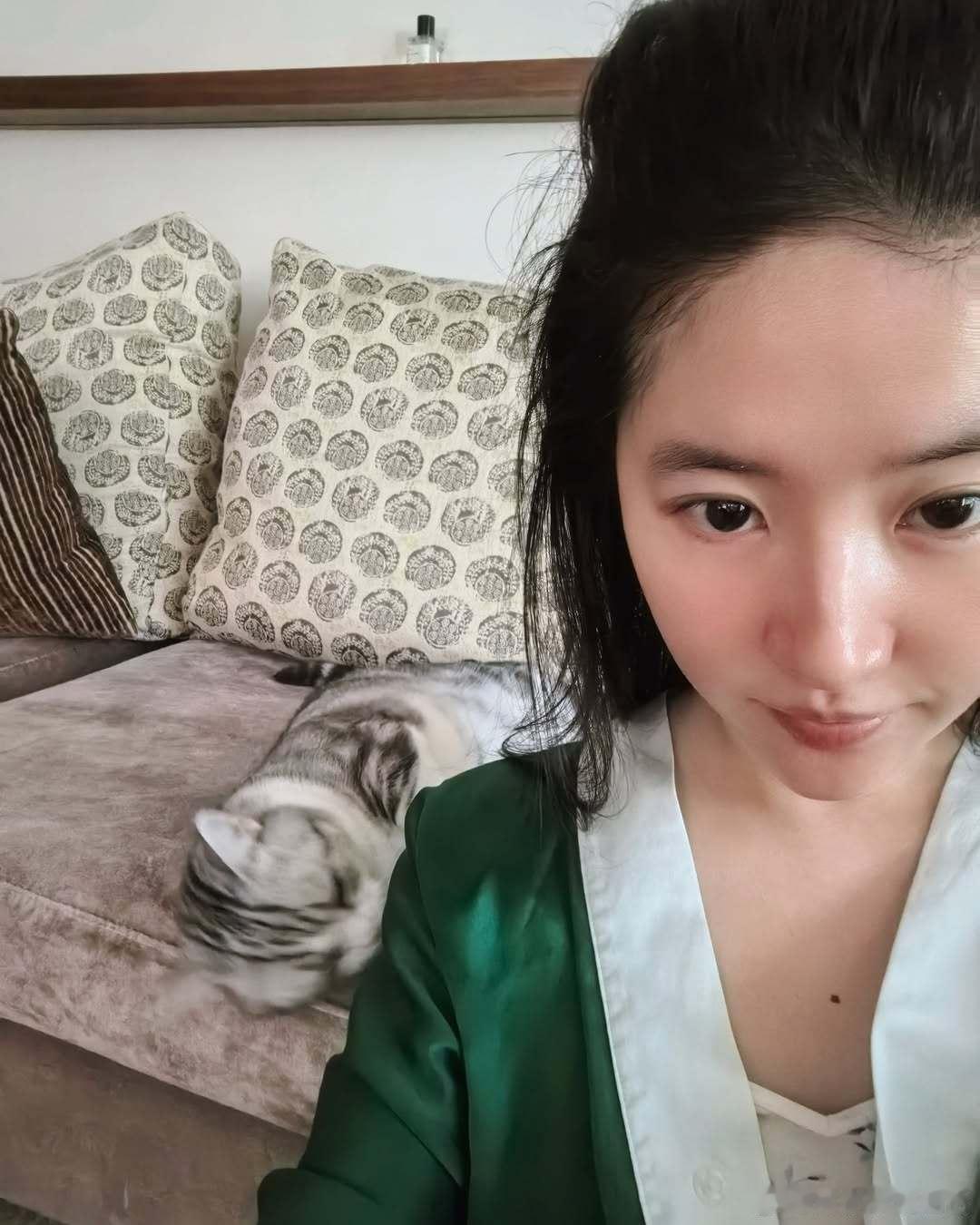 【 刘亦菲 [黄玫瑰]Instagram】IG更新：a few moments?