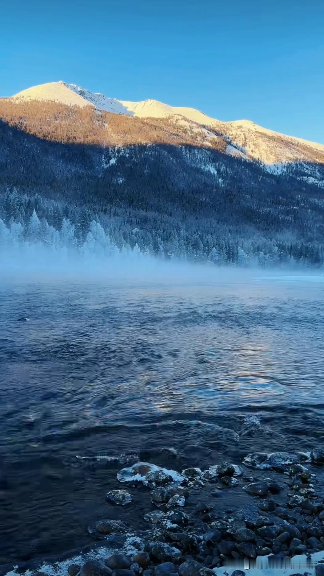 分享你手机最美的一张风景照早晨雪山美水美。