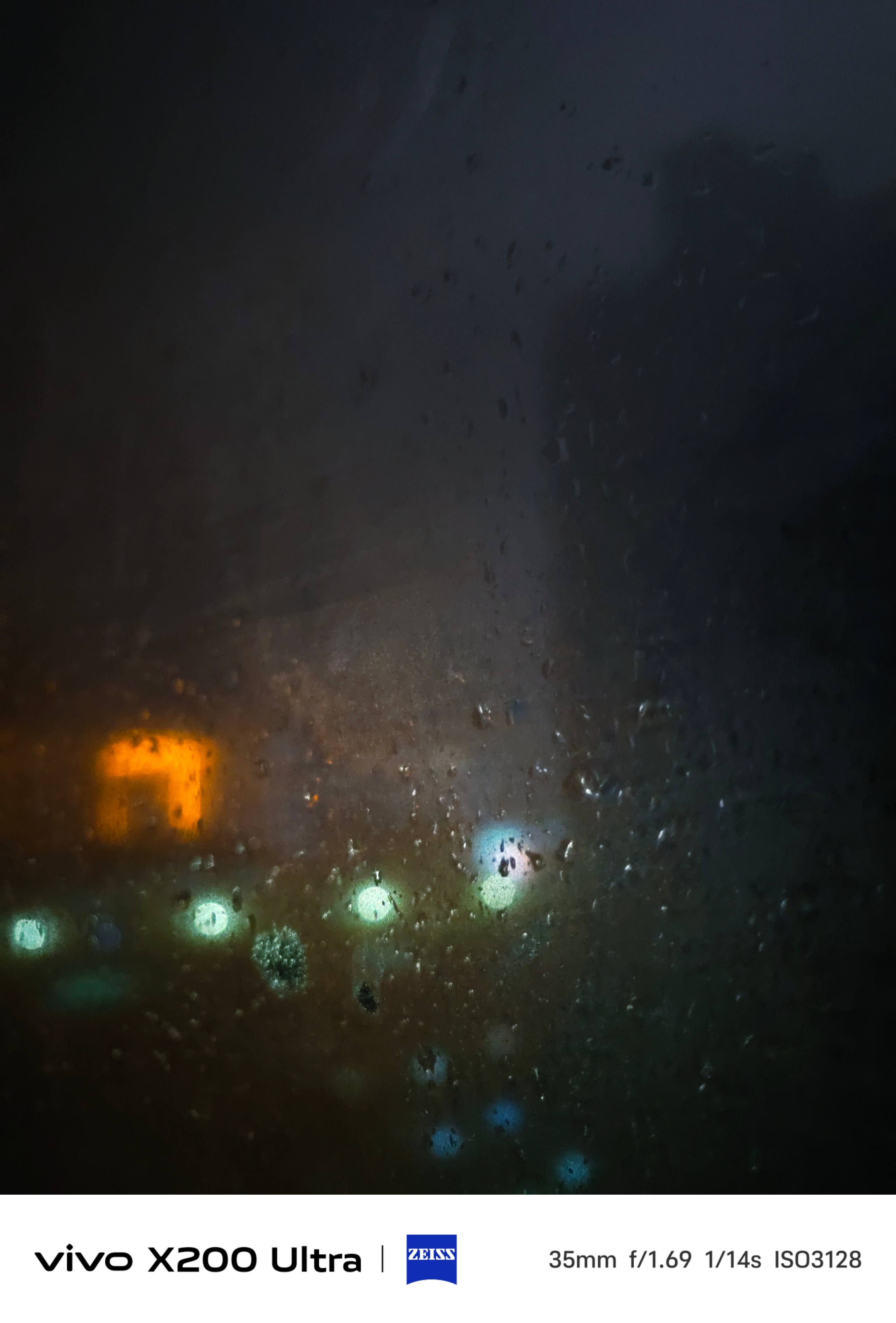 停电了[吃瓜]已经下了一天雨，窗上凝满水汽像磨砂玻璃，小区里的楼像黑压压的山一样