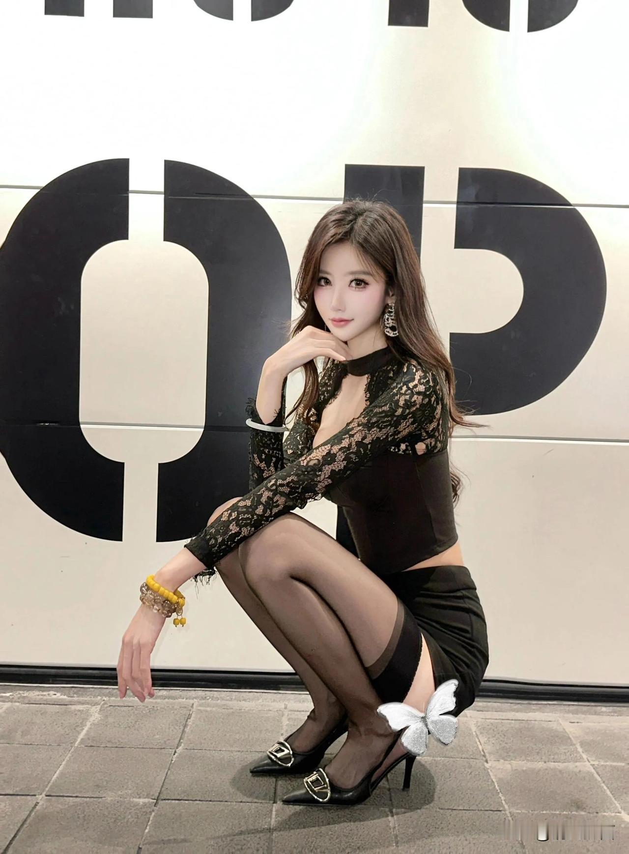丝袜短裙秀，性感妩媚#可爱性感美女、# #性感美女，甜妹# #大长腿女神全妹# 