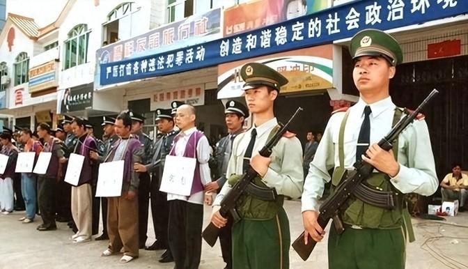 2018年，女黑老大李桂圆被捕，取保候审后借机潜逃，至今下落不明
从三好学生到黑