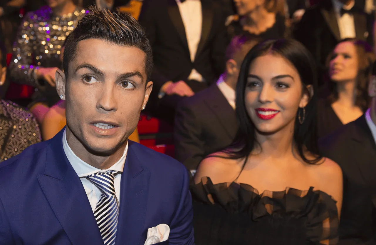 皮尔斯·摩根：我们从头说起。你当年差点加盟阿森纳，这是真的吗？C罗：“这可是真事