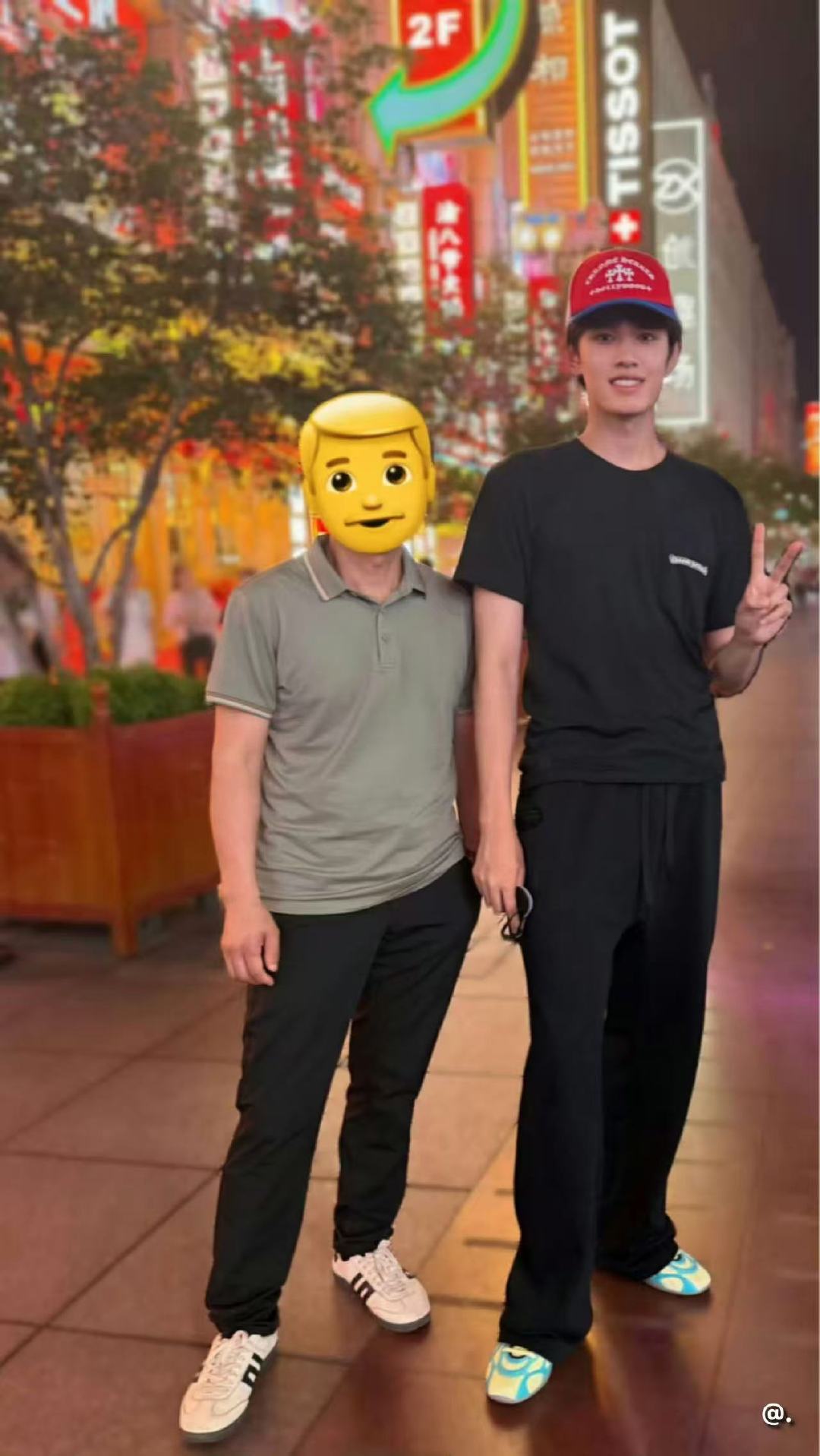 张极和爸爸复制粘贴张极晒与爸爸合照 完全是复制粘贴来的 ​​​