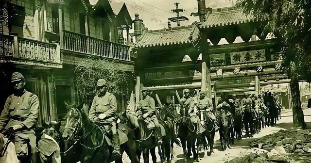 1945年8月，日军宣布投降后，12名日军逃窜到了辽宁太平房火车站躲避。没想到的