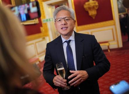 黄仁勋还想重返中国？已经做好了准备！
 
日前英伟达CEO黄仁勋频繁发声，寻求重