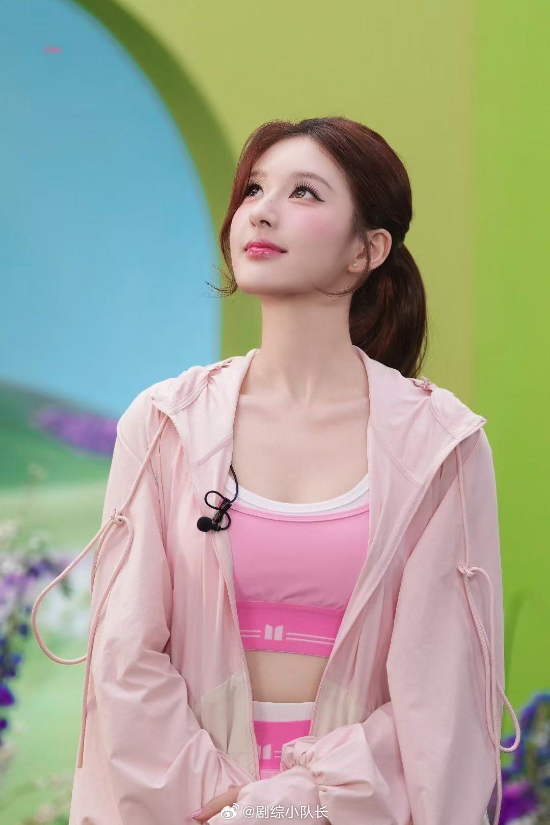 赵露思亮相上海时装周 独一份的宠爱！赵露思在上海时装周收获秀场看秀资格+新天地大