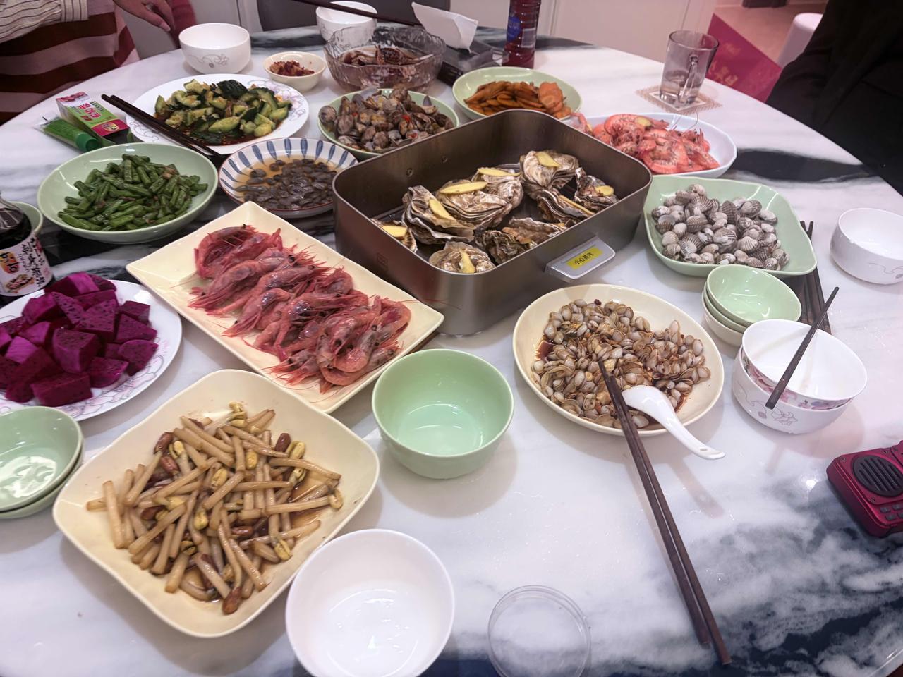 同学是县财政局的三级主任科员，老婆是副高职称教师，儿子在前五名大学读书。
前两天