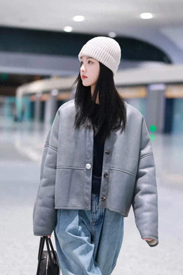 陈都灵低调现身机场，清冷系穿搭干净雅致，书卷气质藏着小惊喜