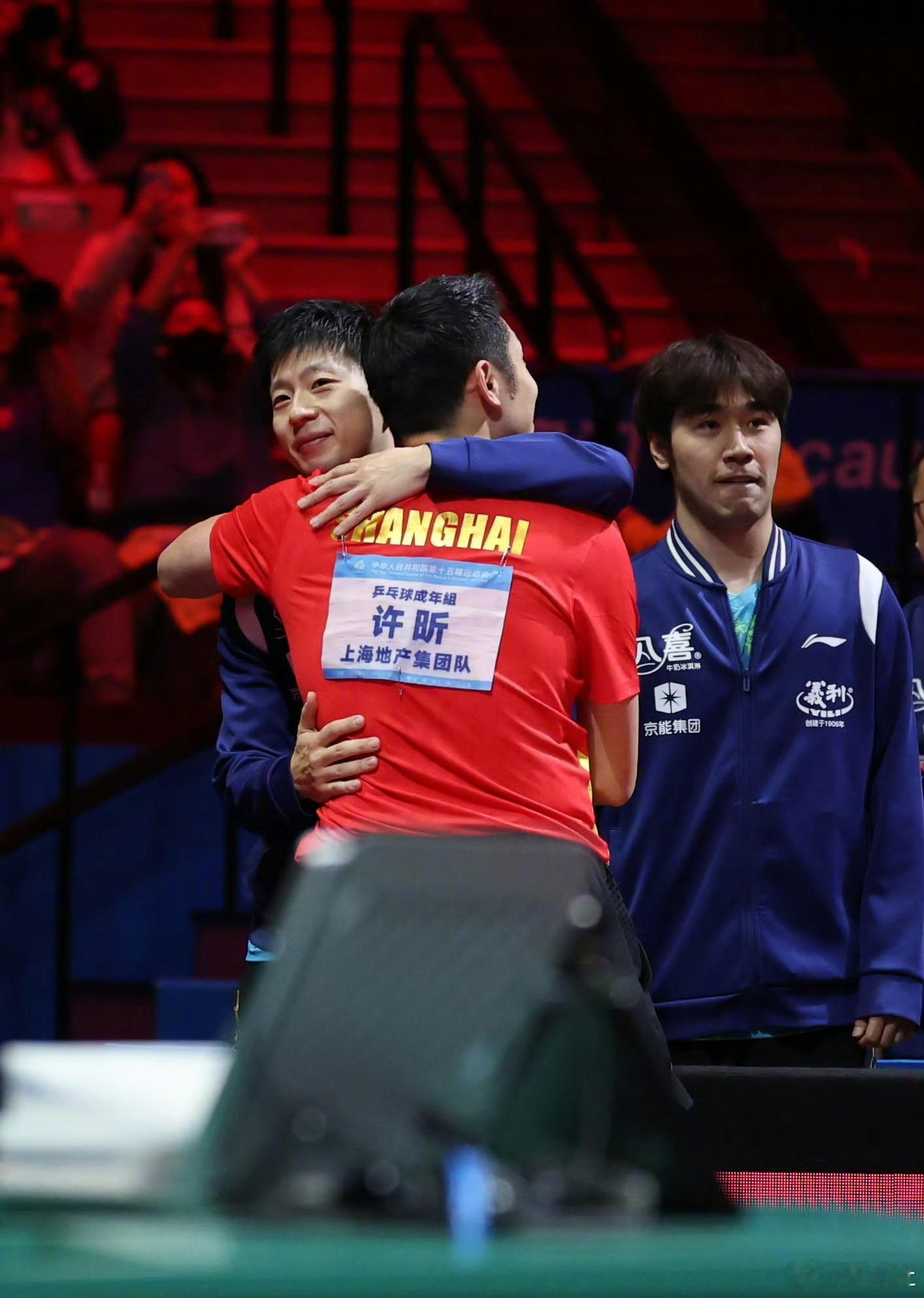 许昕和马龙都属于同一时期的猛将了，当年的龙蟒獒组合谁看了不害怕！我是没想到马龙状