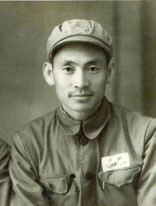 很多人喜欢《亮剑》里何政军演的赵刚，一身正气，文而有骨。这份气质，不只是演技，更