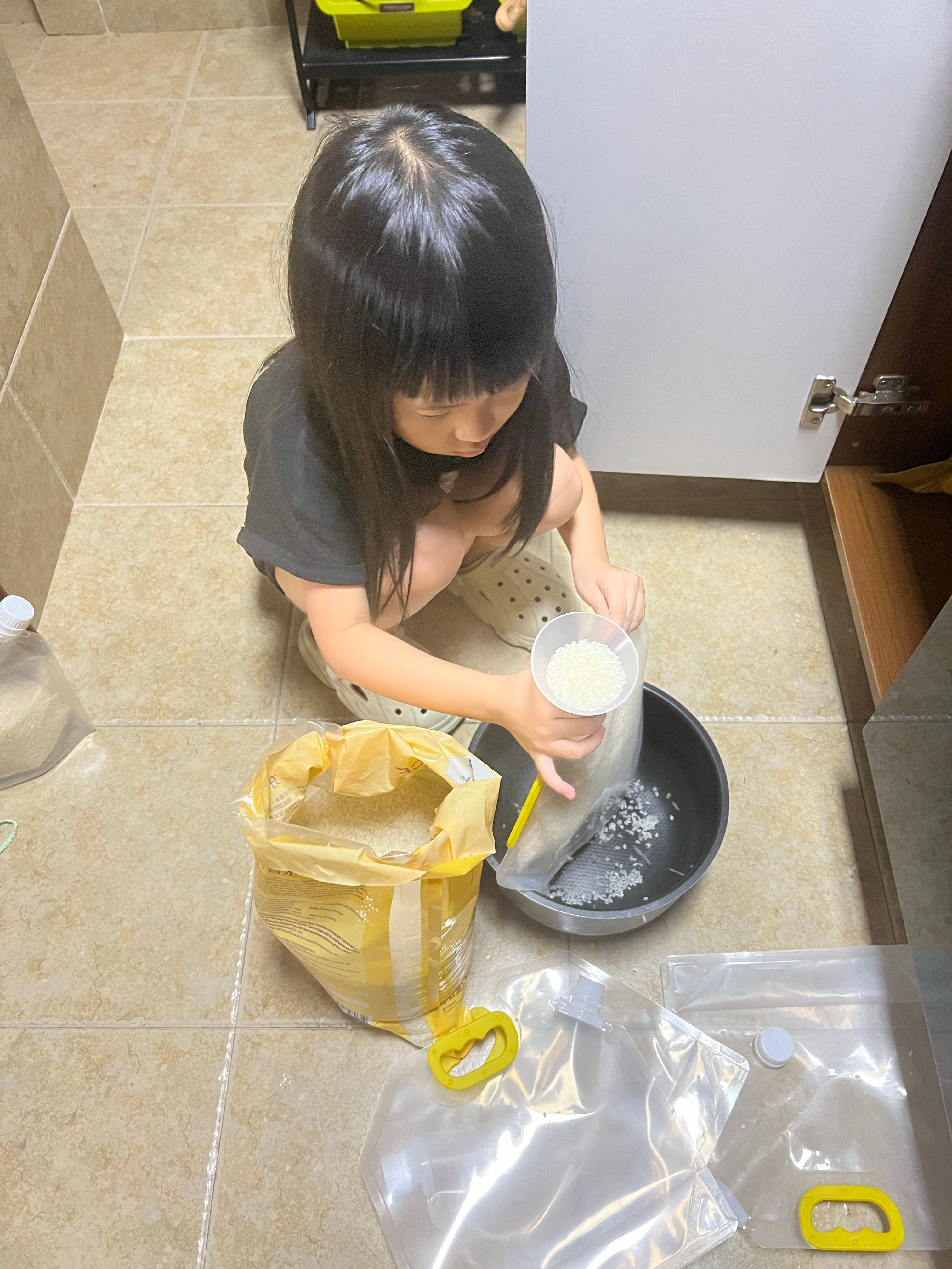 去年教会多多把大袋装的米分装到小密封袋里，今天山姆刚把米送到，多多就迫不及待的分